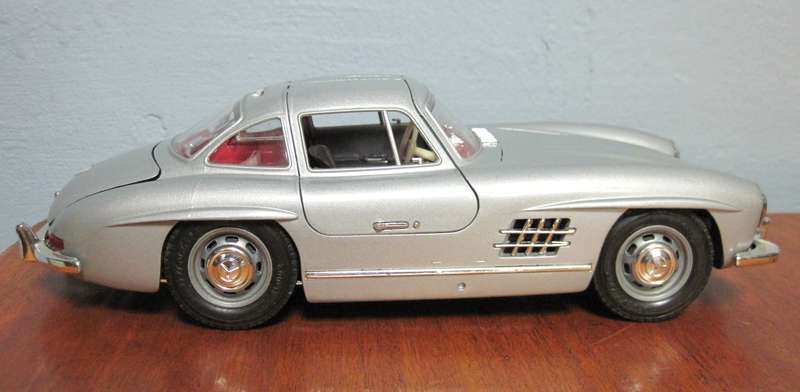 1954 Mercedes 300 SL (1:18) by Bburago