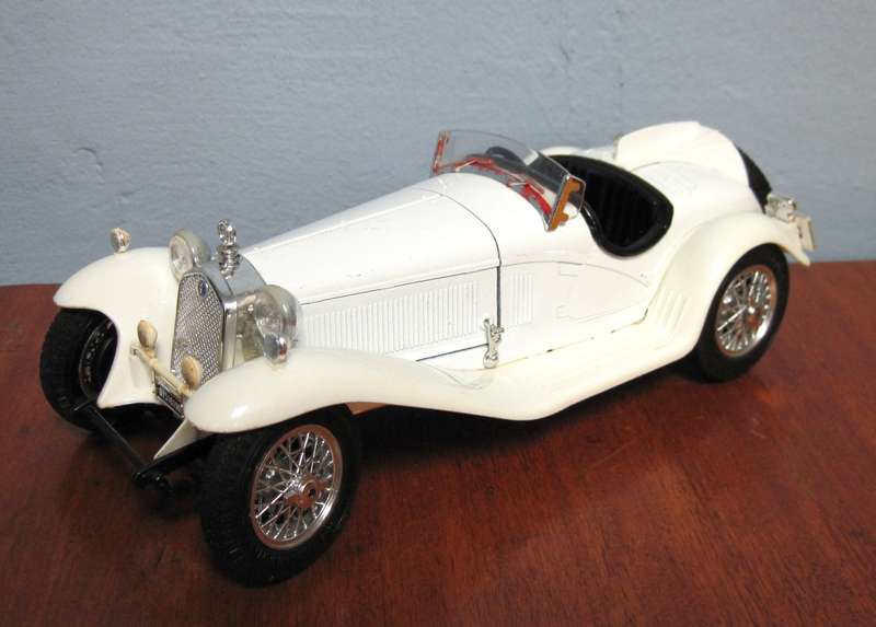 1932 Alfa Romeo 2300 Spider (1:18) by Bburago