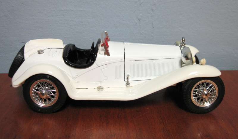 1932 Alfa Romeo 2300 Spider (1:18) by Bburago