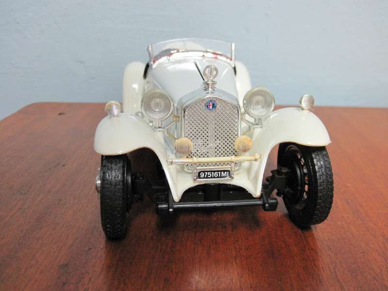 1932 Alfa Romeo 2300 Spider (1:18) by Bburago