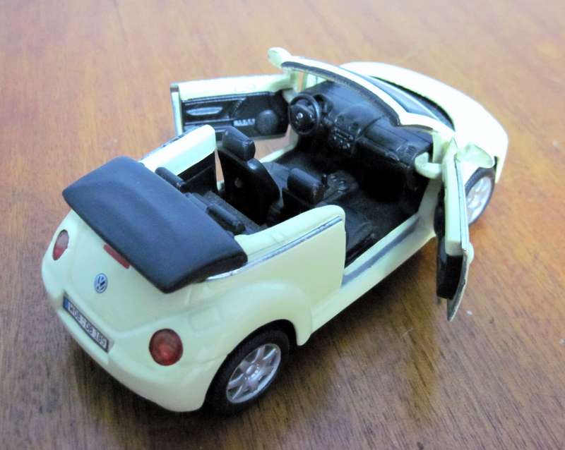VW New Beetle Convertible (no.2352) by Welly