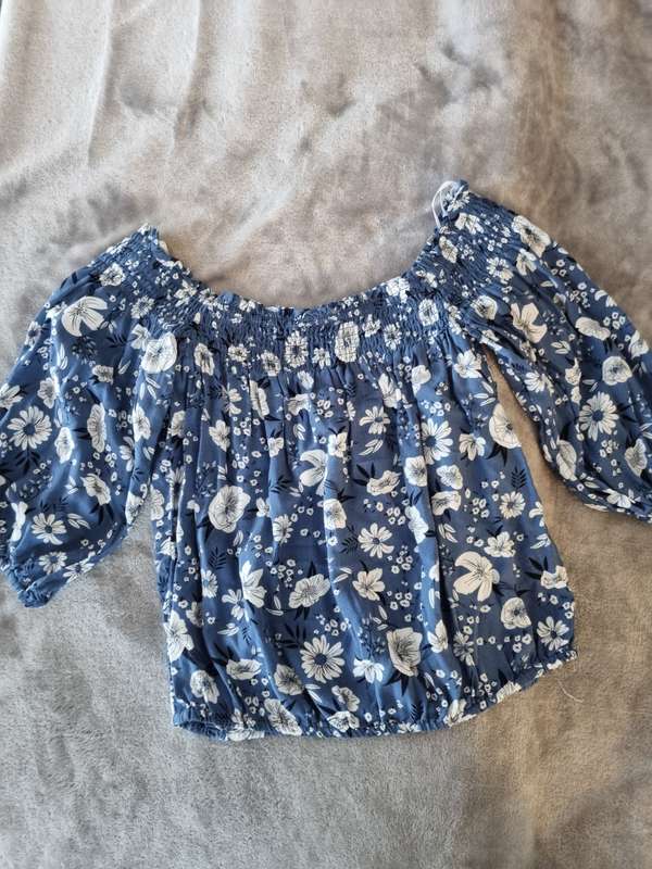 Off shoulder crop top - size med