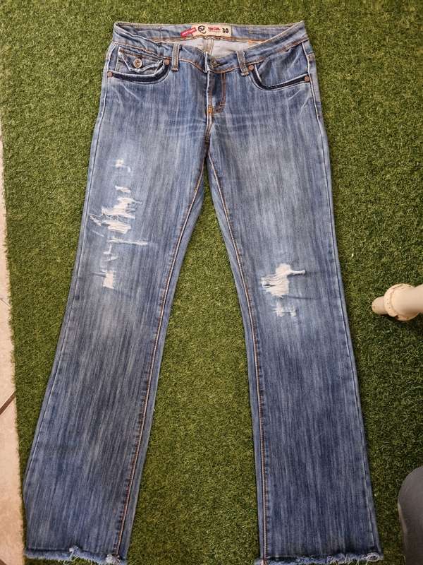 Super distressed low rise denim size 30/32