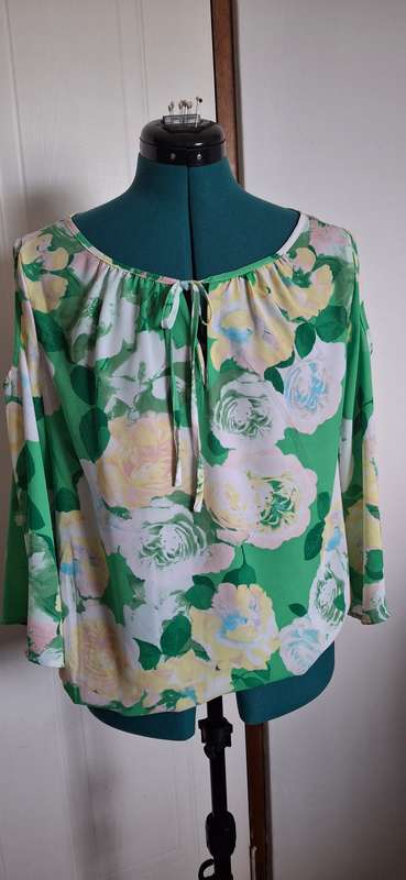 Open shoulder top size med
