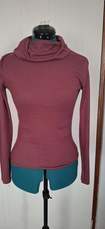 Ribbed Poloneck top size small