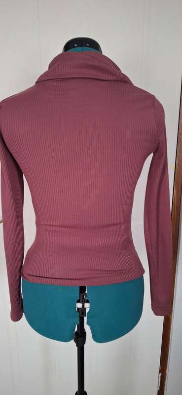 Ribbed Poloneck top size small