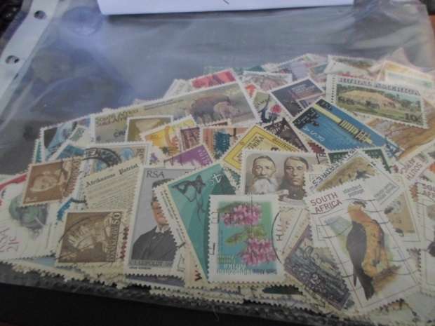 600 X WORLD MIXED USED STAMPS OFF PAPER NEAT LOT SEE PICS