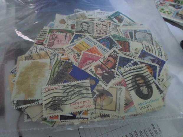 600 X MIXED WORLD STAMPS OFF PAPER USED STAMPS VERY NEAT LOT SEE PICS