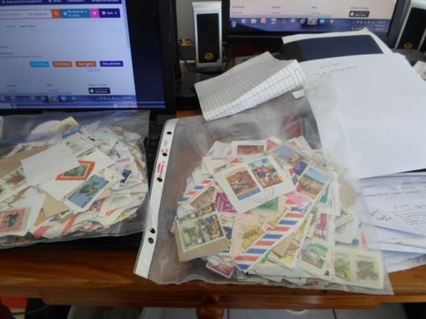 1000 X MIXED WORLD STAMPS ON PAPER NEAT LOT SEE PICS