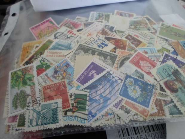 400 X MIXED USED WORLD STAMPS OFF PAPER SEE PICS