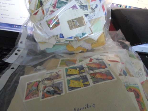 600 X MIXED WORLD STAMPS ON PAPER SEE PICS