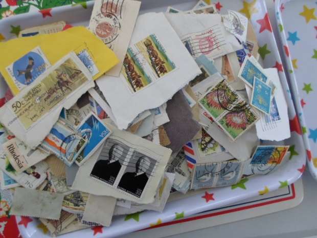 1000 X MIXED USED WORLD STAMPS ON PAPER SEE PICS