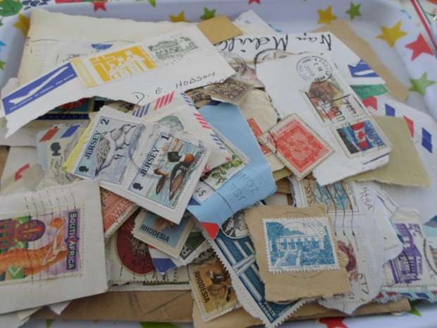 1000 X MIXED USED WORLD STAMPS ON PAPER SEE PICS
