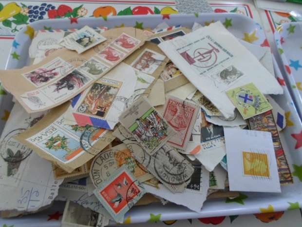 1000 X MIXED USED WORLD STAMPS ON PAPER SEE PICS