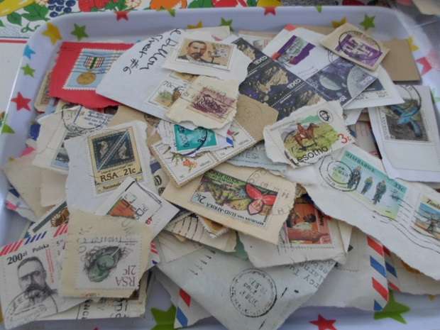 1000 X MIXED USED WORLD STAMPS ON PAPER SEE PICS