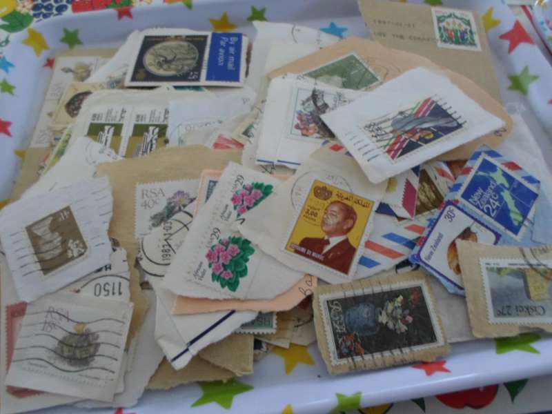 1000 X MIXED USED WORLD STAMPS ON PAPER SEE PICS