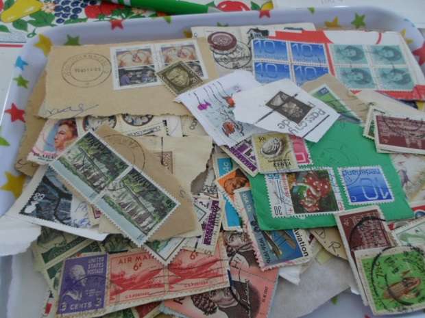 1000 X MIXED USED WORLD STAMPS ON PAPER SEE PICS