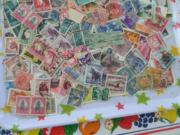 700 X MIXED WORLD USED STAMPS OFF PAPER SEE PICS NEAT LOT BARGAIN