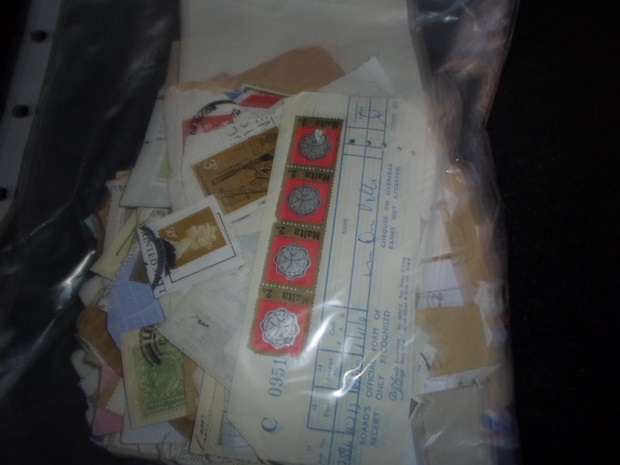 900 X MIXED WORLD USED STAMPS ON PAPER SEE PICS