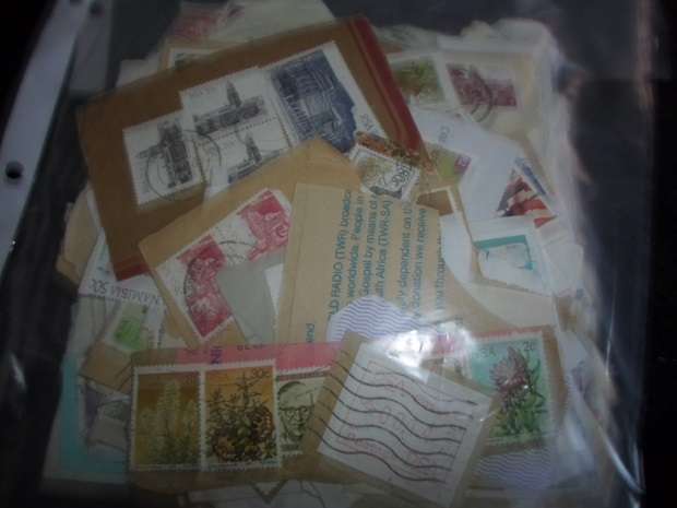 900 X MIXED WORLD USED STAMPS ON PAPER SEE PICS