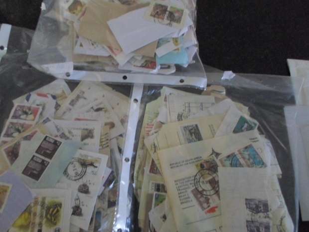 1000 X MIXED WORLD USED STAMPS ON PAPER SEE PICS
