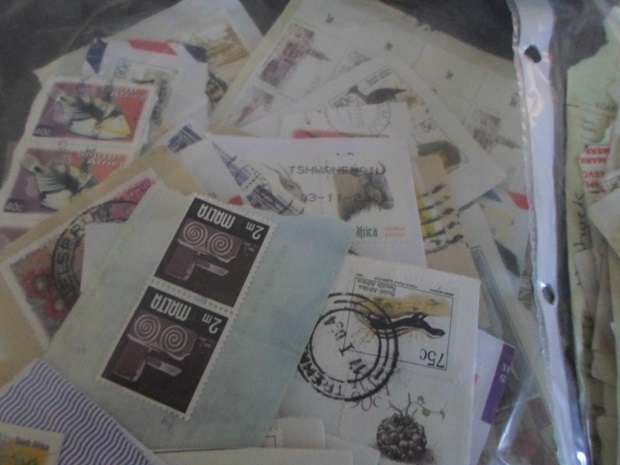 1000 X MIXED WORLD USED STAMPS ON PAPER SEE PICS