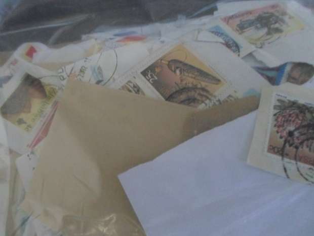 1000 X MIXED WORLD USED STAMPS ON PAPER SEE PICS