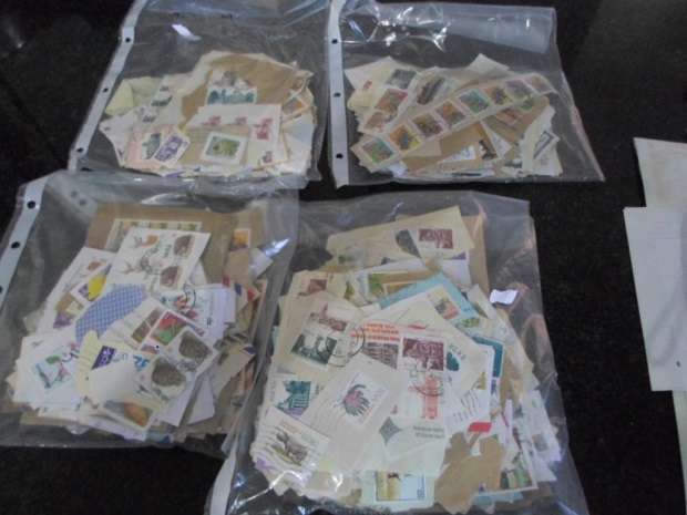 950 X MIXED WORLD USED STAMPS ON PAPER SEE PICS