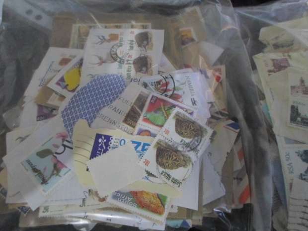 950 X MIXED WORLD USED STAMPS ON PAPER SEE PICS