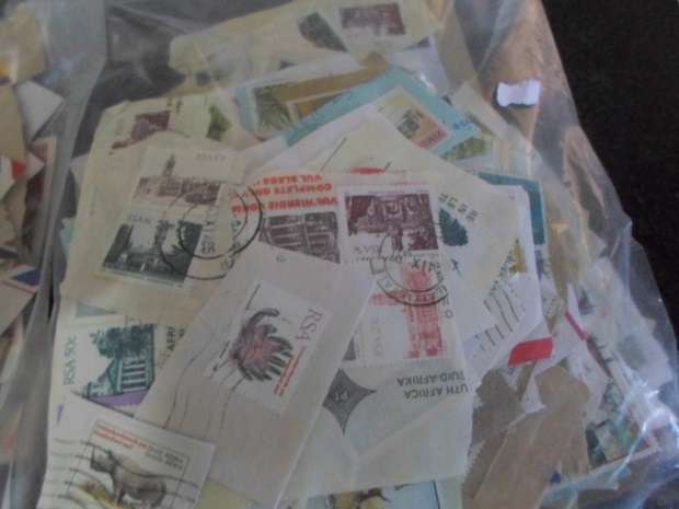 950 X MIXED WORLD USED STAMPS ON PAPER SEE PICS