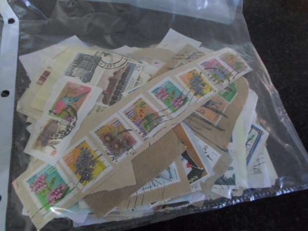 950 X MIXED WORLD USED STAMPS ON PAPER SEE PICS