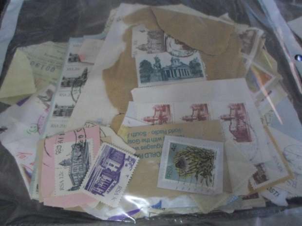 950 X MIXED WORLD USED STAMPS ON PAPER SEE PICS