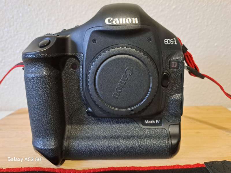 Canon 1D Mark IV DSLR Camera in Excellent Condition (Body Only) MARKED DOWN!
