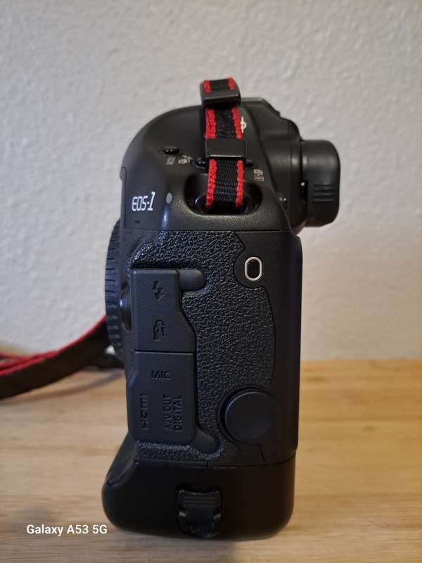 Canon 1D Mark IV DSLR Camera in Excellent Condition (Body Only) MARKED DOWN!