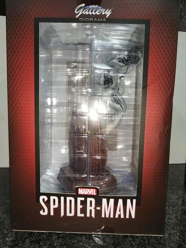 DIAMOND SELECT Marvel Gallery: Spider-Man (Playstation 4 Negative Suit Version) PVC Figure