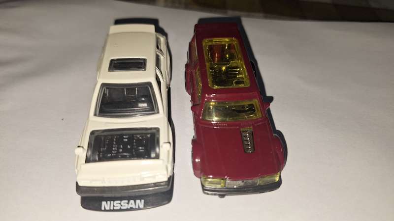 Hot Wheels - Drift Wagons loose lot of 2 white and burgundy 2Volvo and