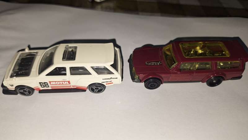 Hot Wheels - Drift Wagons loose lot of 2 white and burgundy 2Volvo and