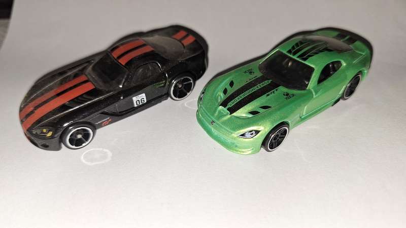Hot Wheels - Lot of 2 - Dodge Viper Black and Green
