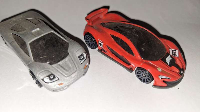 Hot Wheels - Lot of 2 - Mclaren F1 Silver & Mclaren P1 Red