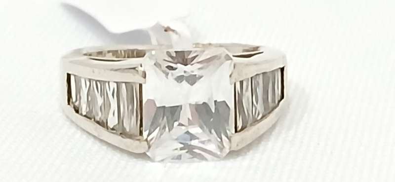 Sterling silver cubic stone ring