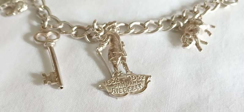 Vintage sterling silver charmed bracelet