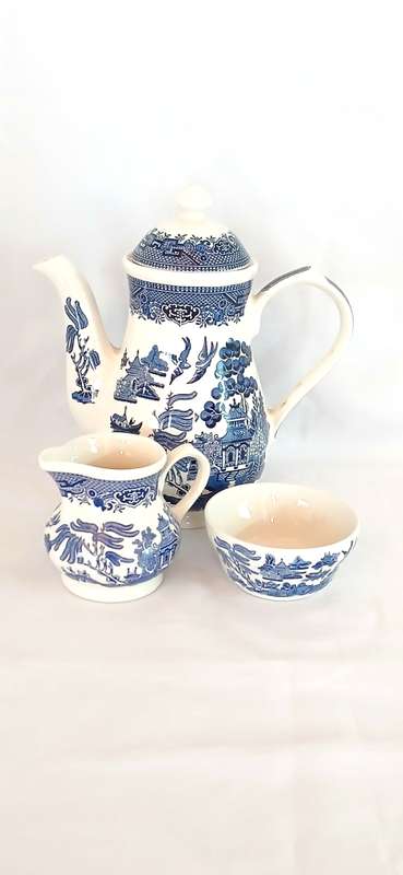 Vintage Churchill 'Blue Willow' tea set