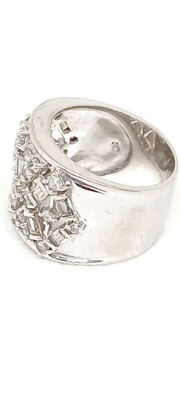 Sterling silver broad ring with cubic stones