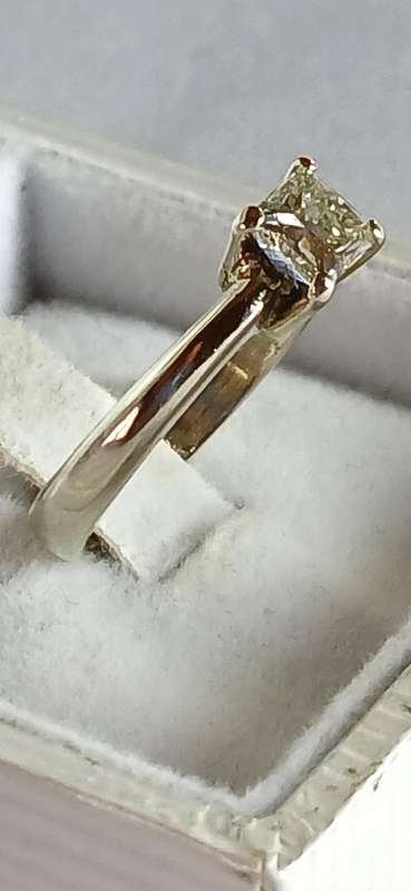 9ct White gold diamond ring