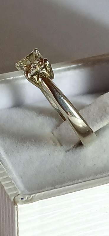 9ct White gold diamond ring