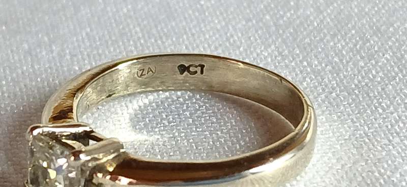 9ct White gold diamond ring