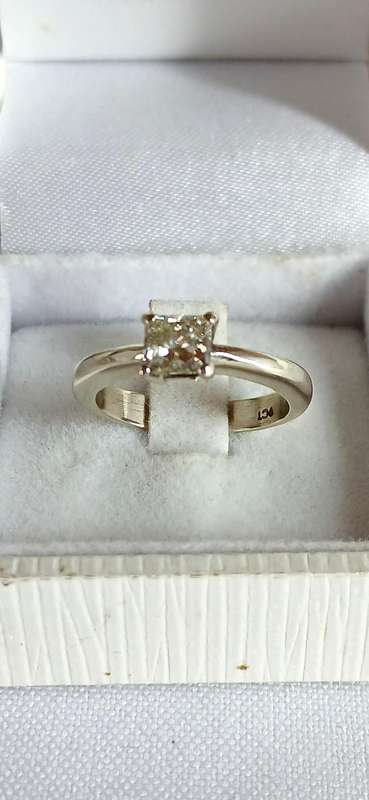 9ct White gold diamond ring