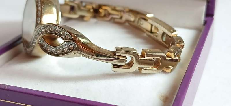 La Montre ladies quartz dress watch