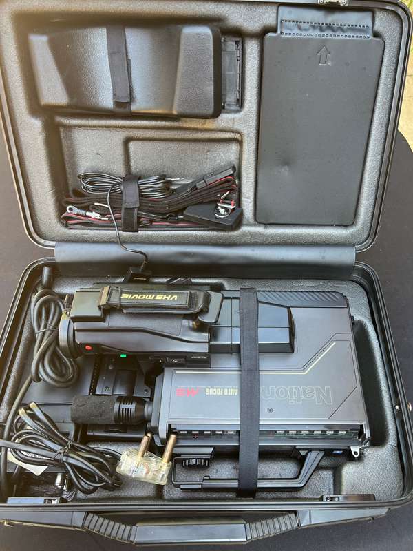 NATIONAL VHS MOVIE CAMERA, M3. NOT TESTED. IN VERY GOOD CONDITION.