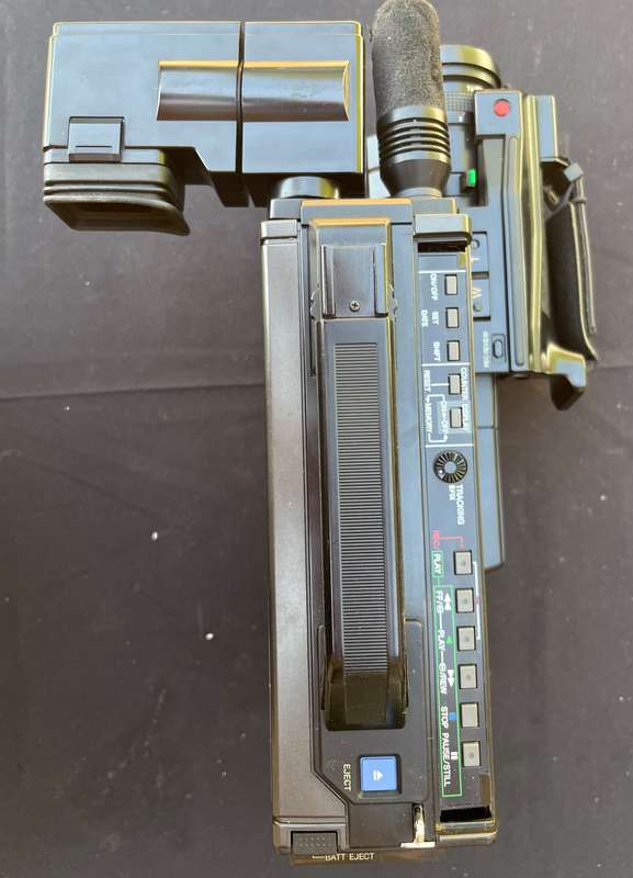 NATIONAL VHS MOVIE CAMERA, M3. NOT TESTED. IN VERY GOOD CONDITION.